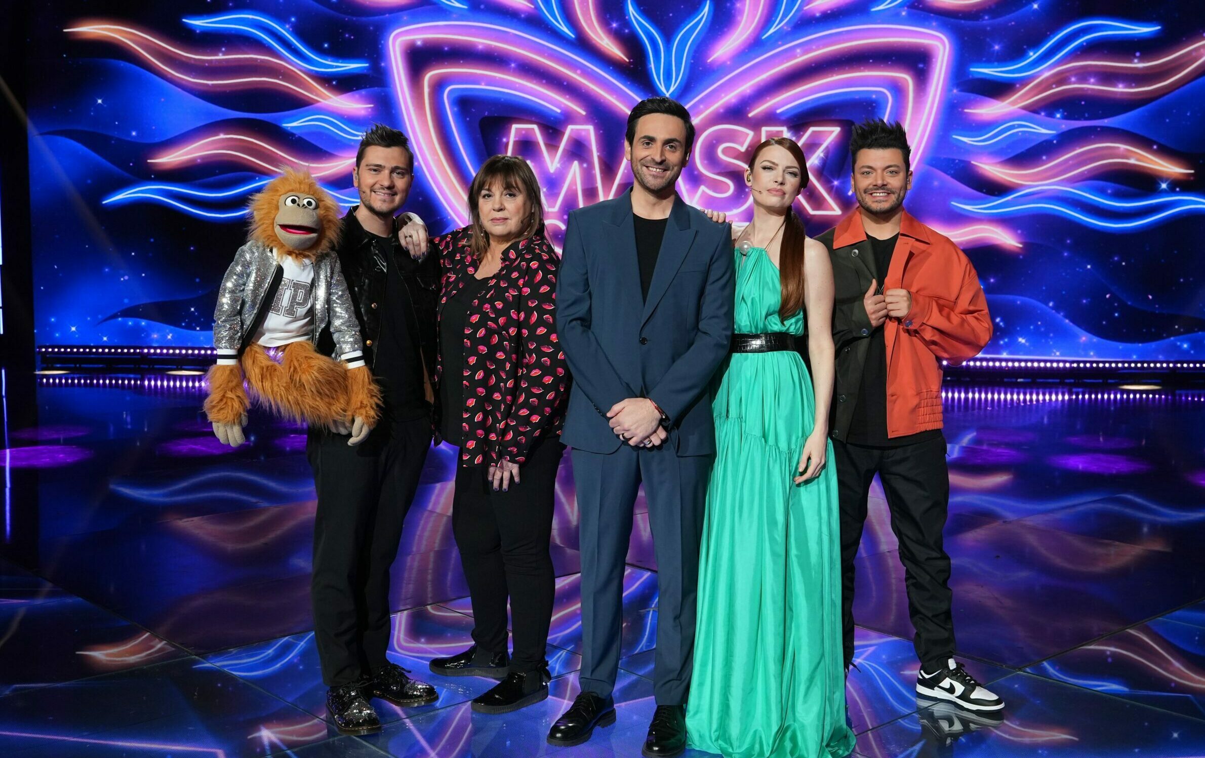 Camille Combal, entouré des chroniqueurs de la saison 5 de Mask Singer. PHOTO LAURENT VU/TF1