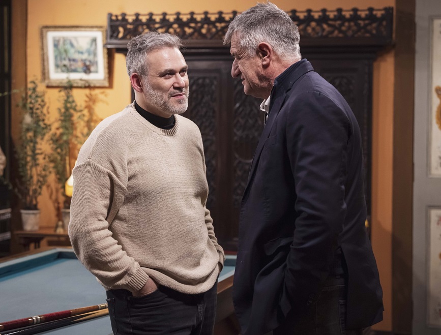 Jean Lassalle ( à droite) en pleine discussion avec le philosophe Vincent Cespedes. Photo Etienne Jeanneret/M6