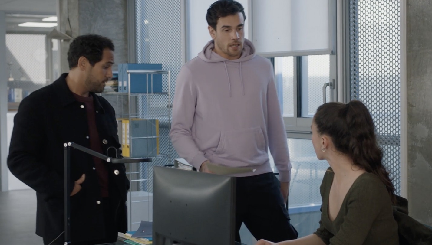 Damien (Rob Adrien) en pleine enquête avec Karim et Sarah. Photo TelSete/TF1