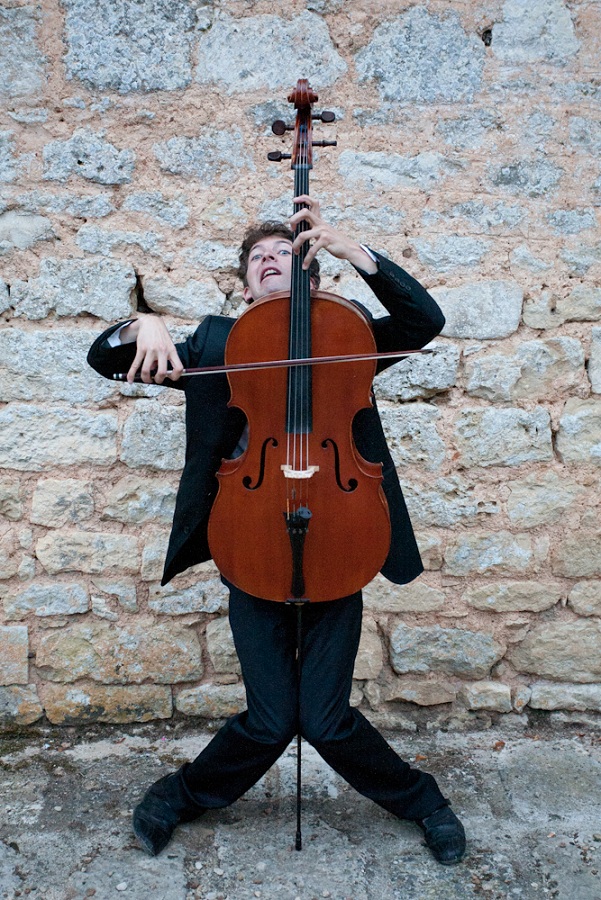 Tonycello a appris à faire rire avec son violoncelle @FJ.Yzambart