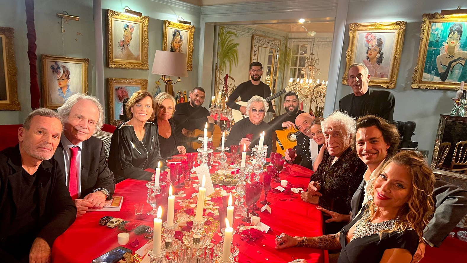 Thierry Ardisson avait convié de nouveaux invités pour un dîner spécial. Photo PARIS PREMIERE