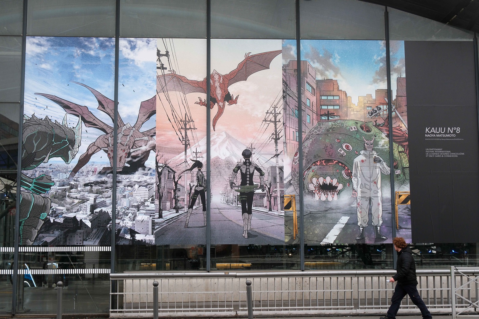 Des planches de Kaiju 8 ont investi les façades extérieures des halls de la gare Lille Europe. Photo David Paquin