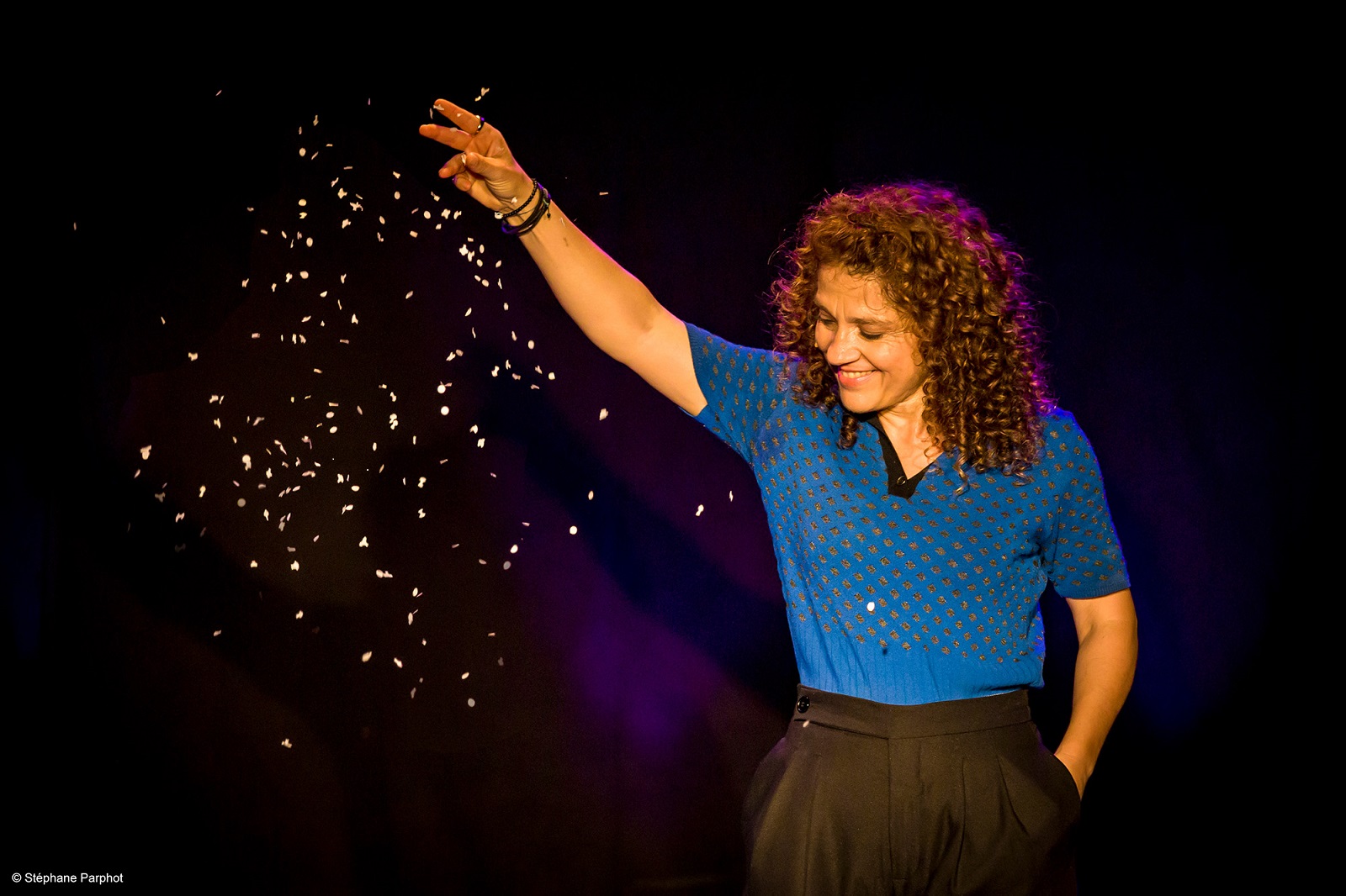 Karine Dubernet, drôle et corrosive dans son nouveau spectacle Perlimpinpin. © Stéphane Parphot