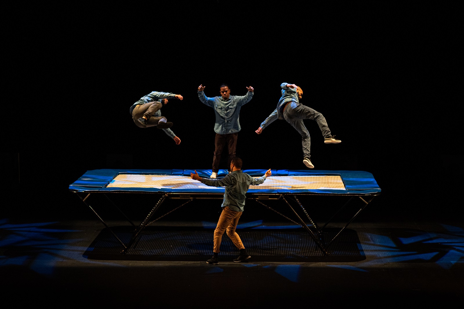 Nabil Ouelhadj a décidé d'installer un trampoline sur scène. Photo Racines carrées.