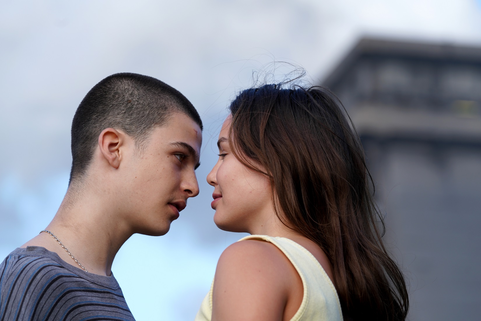 Clotaire (Malik Frikah) et Jackie (Mallory Wannecque), amoureux adolescents. (c) Trésor Films - Chi-Fou-Mi Productions - Studiocanal Cédric Bertrand