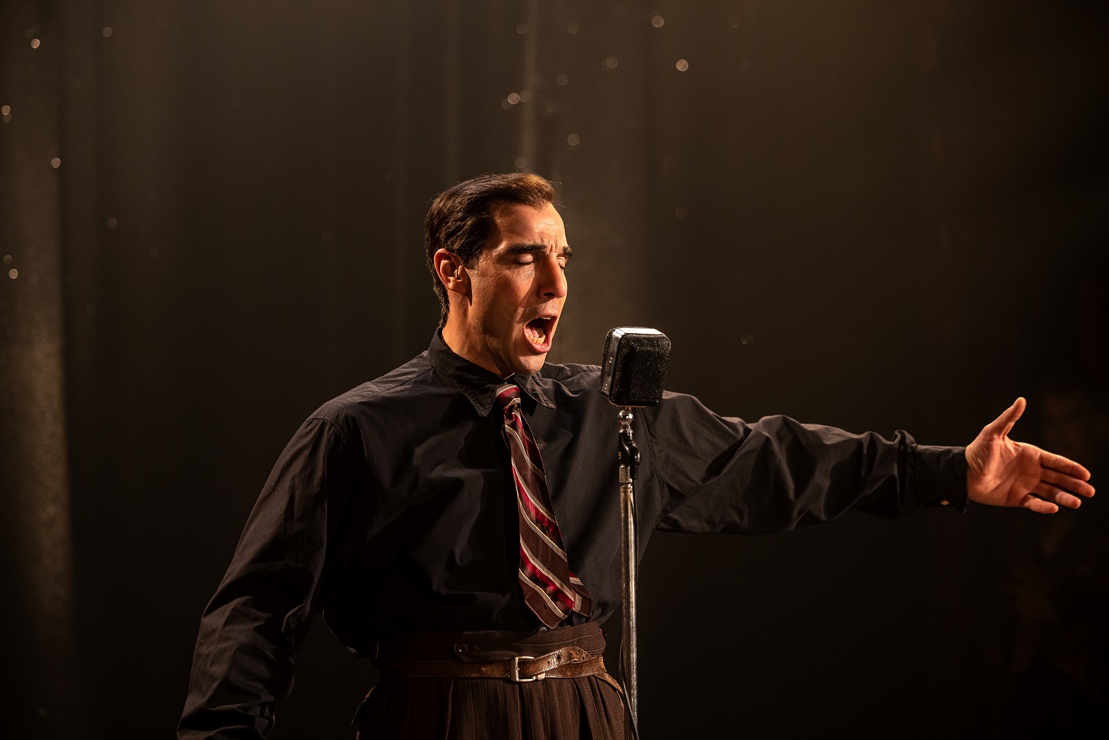 Tahar Rahim est éblouissant dans le rôle de Charles Aznavour. (c) Antoine Agoudjian