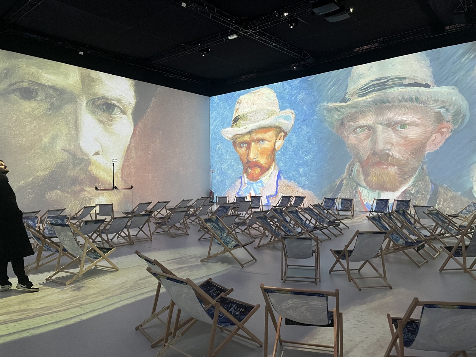 L'exposition Van Gogh propose aussi aux visiteurs de se poser dans des transats pour admirer ses oeuvres.