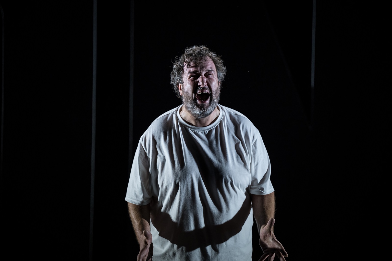 Grégori Miège est seul sur scène pour ce spectacle sur la grossophobie. © Frédéric Iovino Grégori Miège est seul sur scène pour ce spectacle sur la grossophobie. © Frédéric Iovino