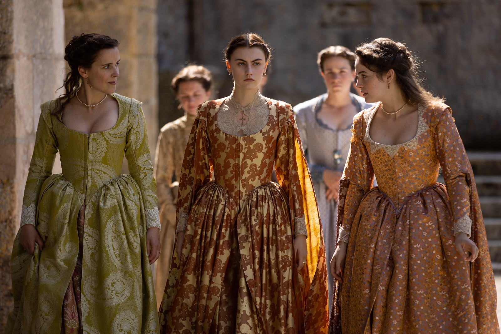 Stéphanie Gil (au centre) incarne la reine Anne d'Autriche. (c) France TV Stéphanie Gil (au centre) incarne la reine Anne d'Autriche. (c) France TV