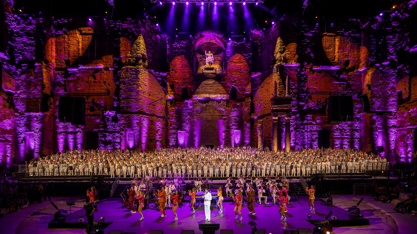 Agustin Galiana a rejoint la chorale Spectacul'art pour un superbe show sur Claude François. (c) Laurent Marti Agustin Galiana a rejoint la chorale Spectacul'art pour un superbe show sur Claude François. (c) Laurent Marti