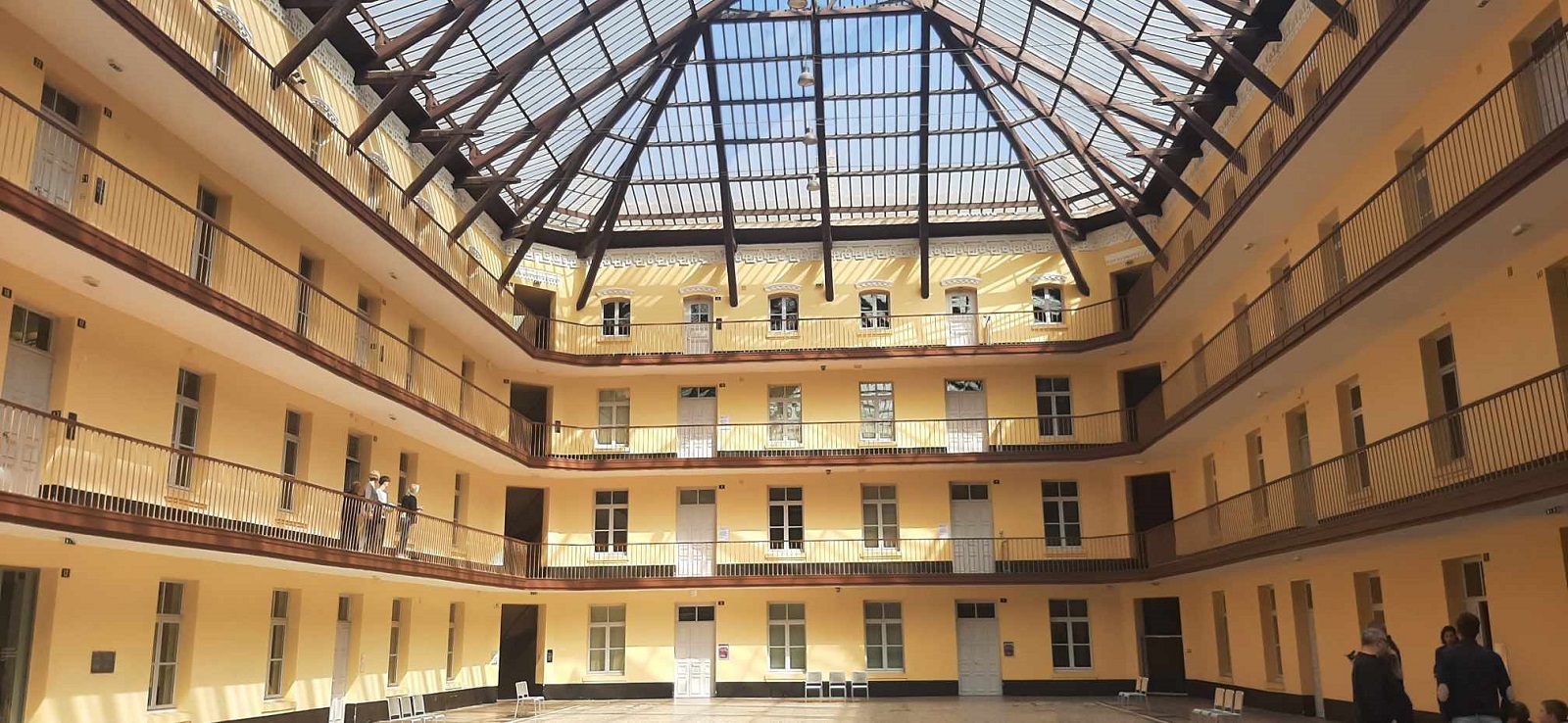 Une vue de l'intérieur du familistère de Guise.