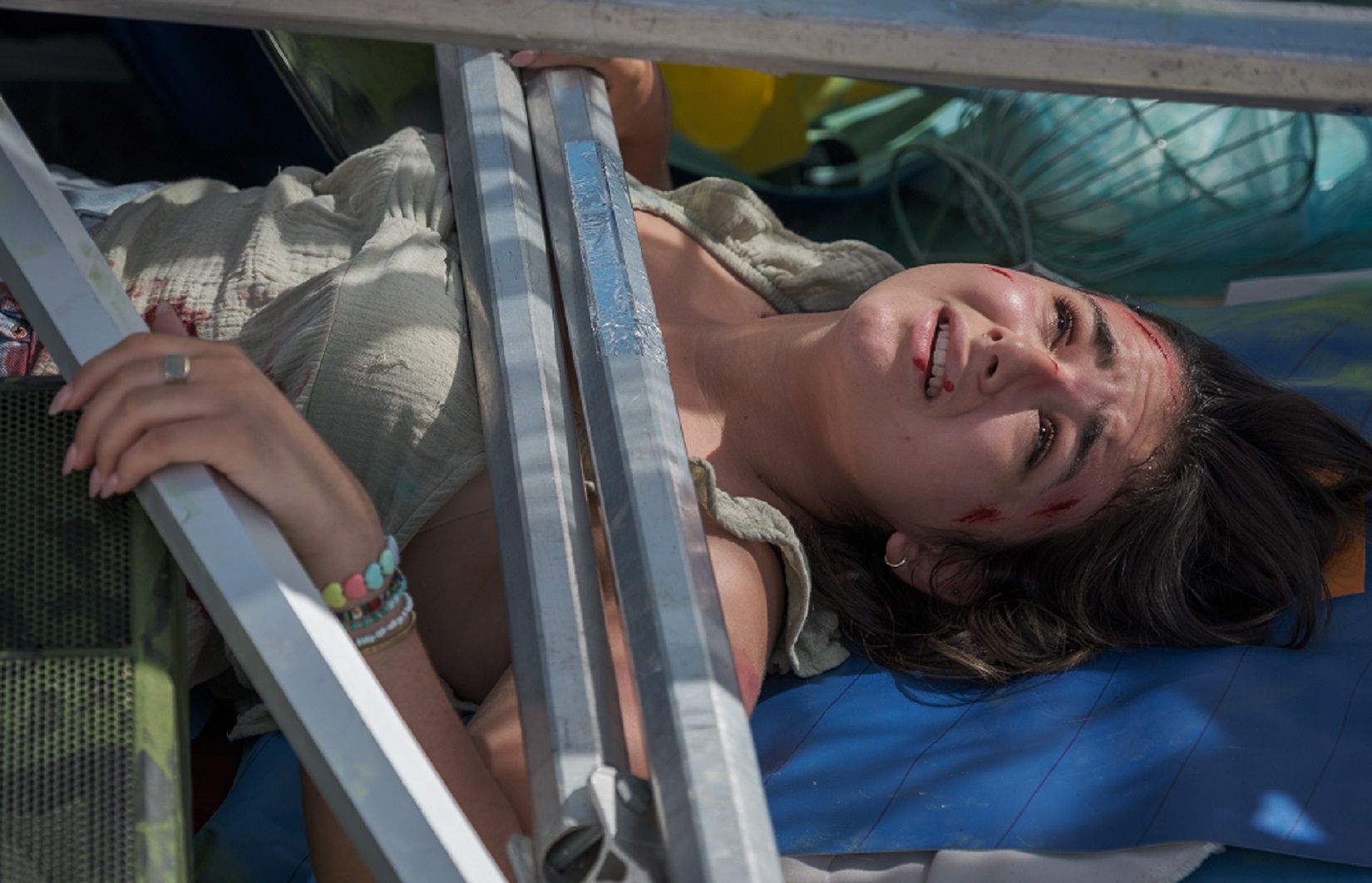 Maud (Sixtine Dutheil) en très mauvais état après le séisme qui a touché Sète. (c) Nicolas Lefevre - Capa Pictures - TF1 Maud (Sixtine Dutheil) en très mauvais état après le séisme qui a touché Sète. (c) Nicolas Lefevre:/Capa Pictures/TF1