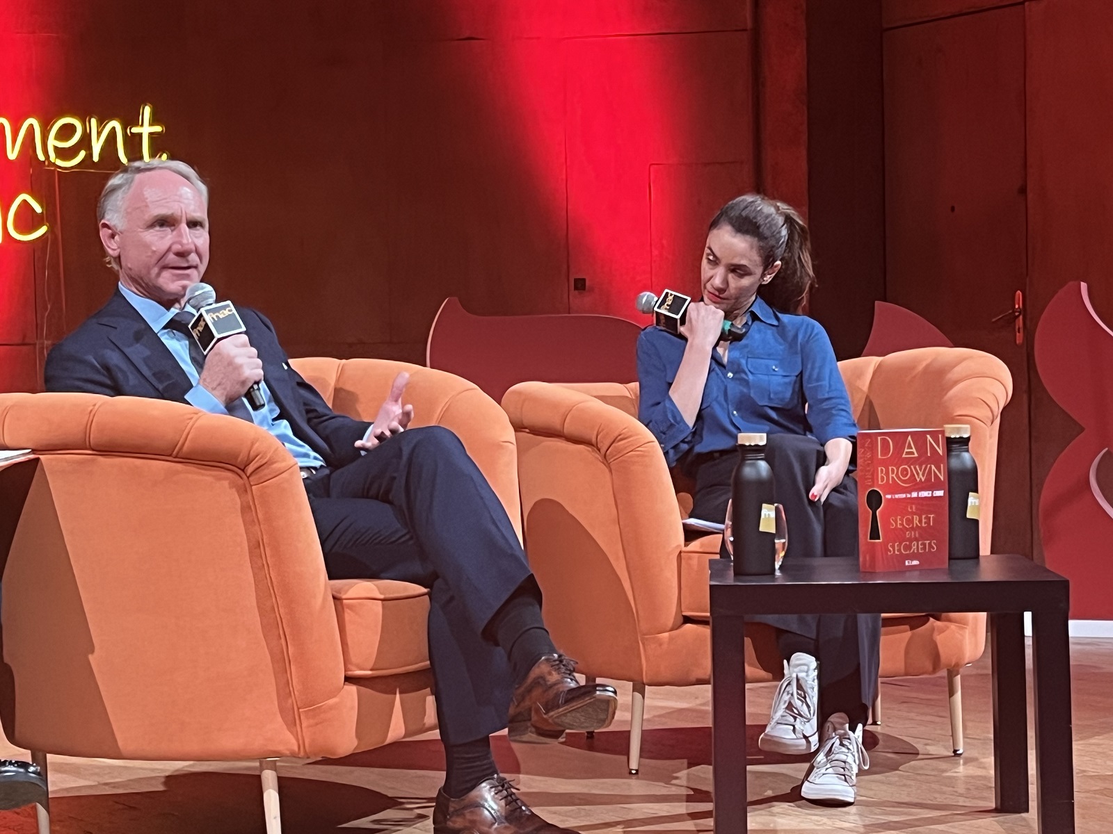 Dan Brown est venu à la rencontre de ses fans en France pour présenter son dernier livre.