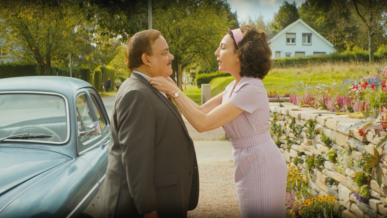 Didier Bourdon et Elsa Zylberstein, un couple des années 1950 qui va être subitement catapulté à notre époque dans le film C'était mieux demain © 2024 - LES FILMS DU 24 - UMEDIA - TF1 FILMS PRODUCTION