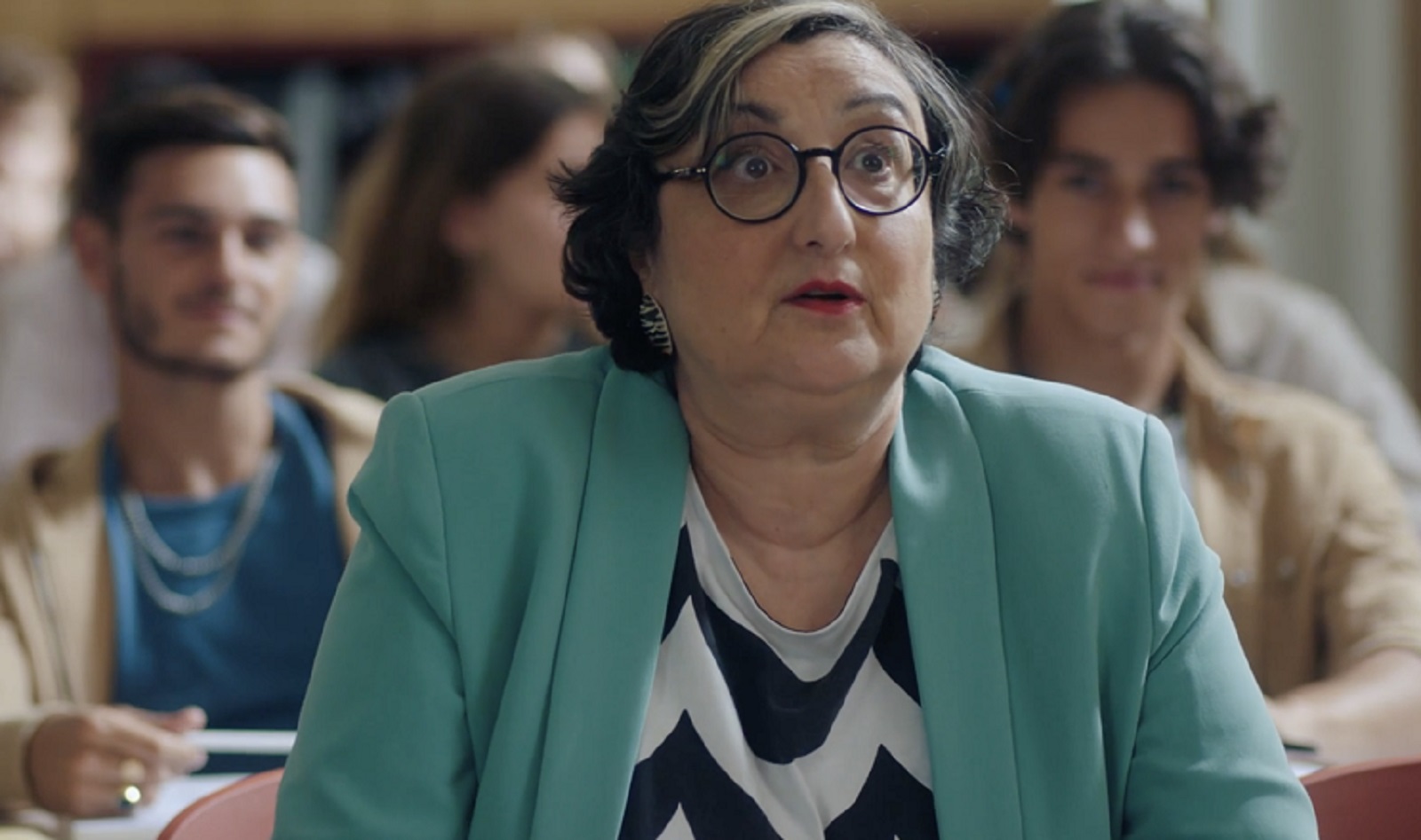 Catherine Benguigui s'est beaucoup amusée dans l'arche où Mona repasse son bac. (c)TelSète-TF1