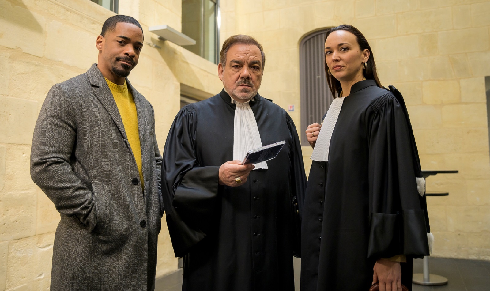 Didier Bourdon (au centre) retrouve son rôle de maître Daron avec plaisir. (c) Baptiste Langinier-JLA Productions - TF1