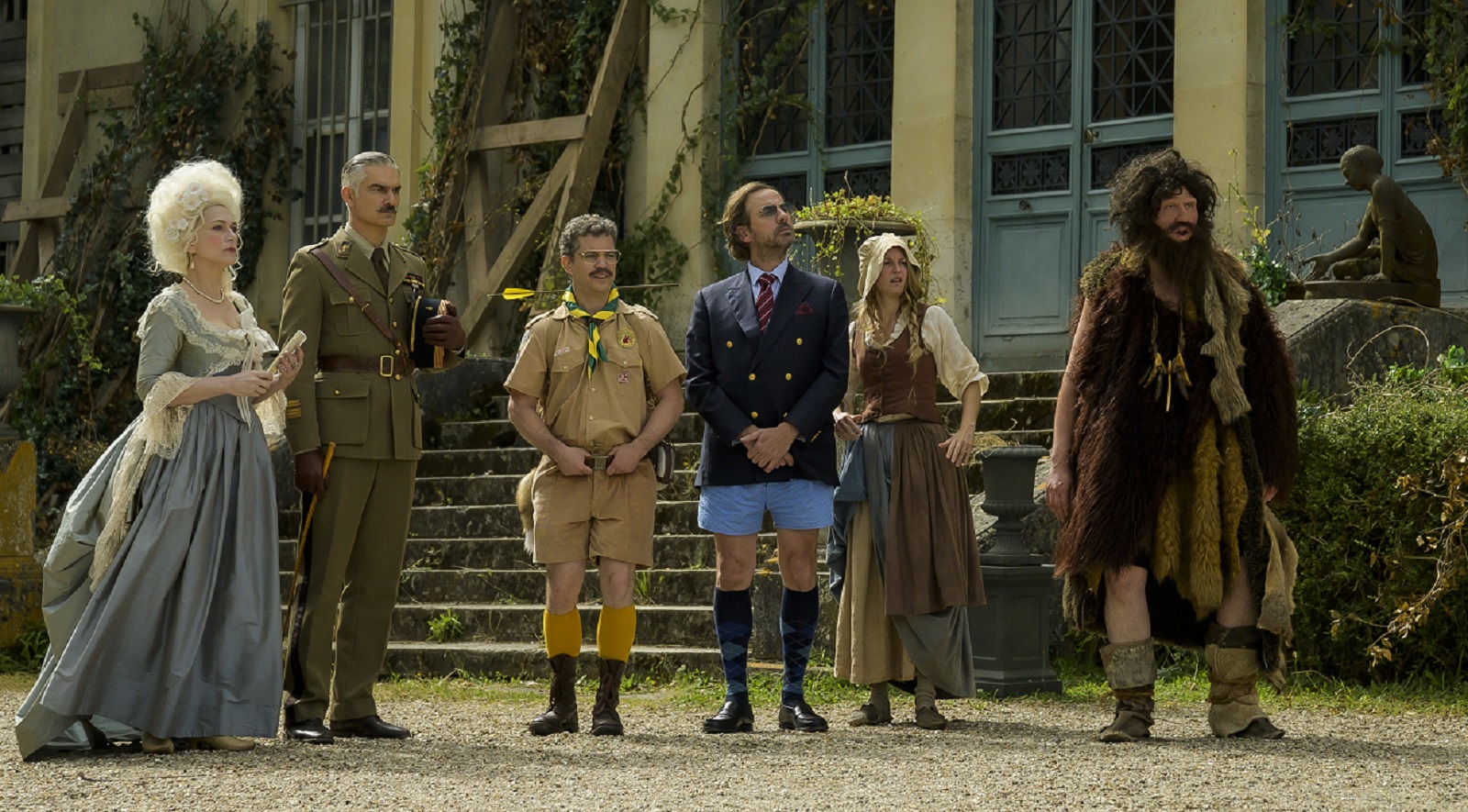 Les fantômes de personnages de différentes époques ont pris possession du château. @Nicolas Roucou - Disney - BBC - TF1