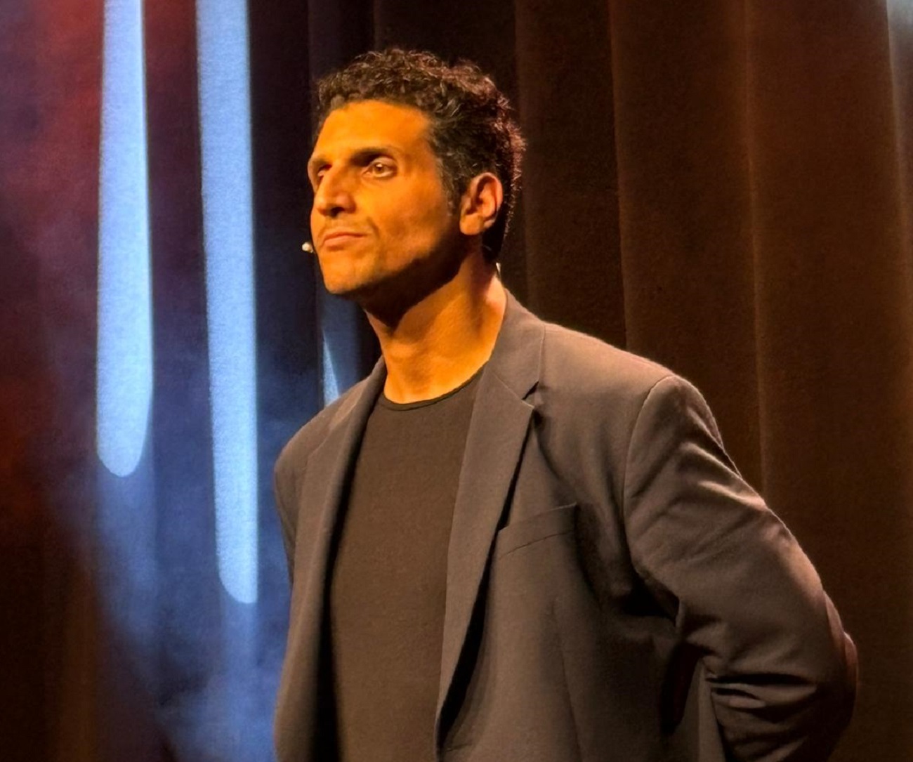 Ryad Baxx évoque son parcours de gardien de prison dans son spectacle Ryad sort de l'ombre