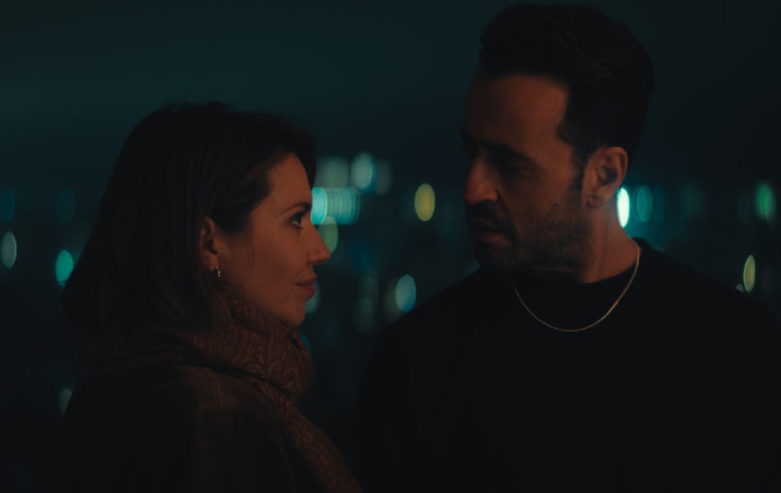 Dans l'âme idéale, Magalie Lépine-Blondeau et Jonathan Cohen forment un couple pour le moins atypique. (c) Gaumont - TF1 films productions