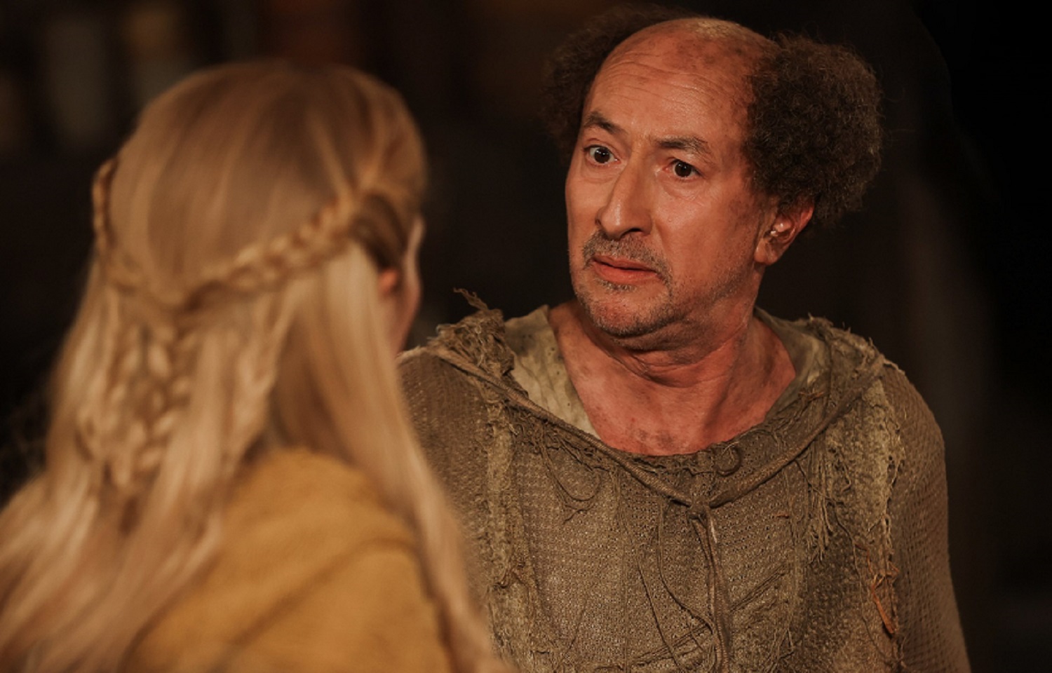 Fatsah Bouyahmed heureux de vivre une siixème saison de La Petite histoire de France. (c) Chloé Car - Kissman productions - W9