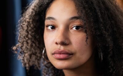 Mathilde Ngasi apprend à écrire des textes cousus main
