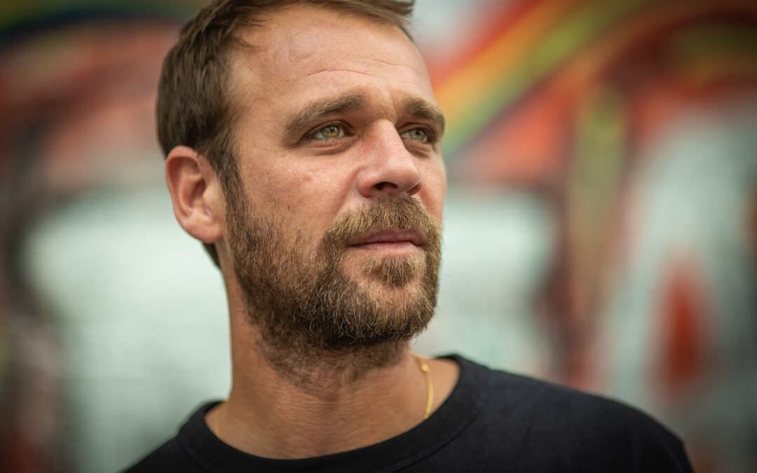 Cyril Mokaiesch : « Il y a une musicalité commune entre mes chansons et mes chroniques »