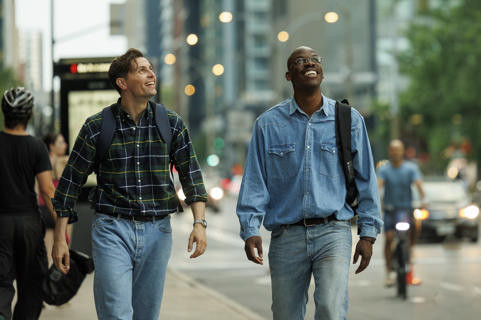Raphaël Quenard et Jean-Pascal Zadi à la conquête de l'Amérique et de la NBA. (c) Mika Cotellon - ANDP - Gaumont - France 2 cinéma