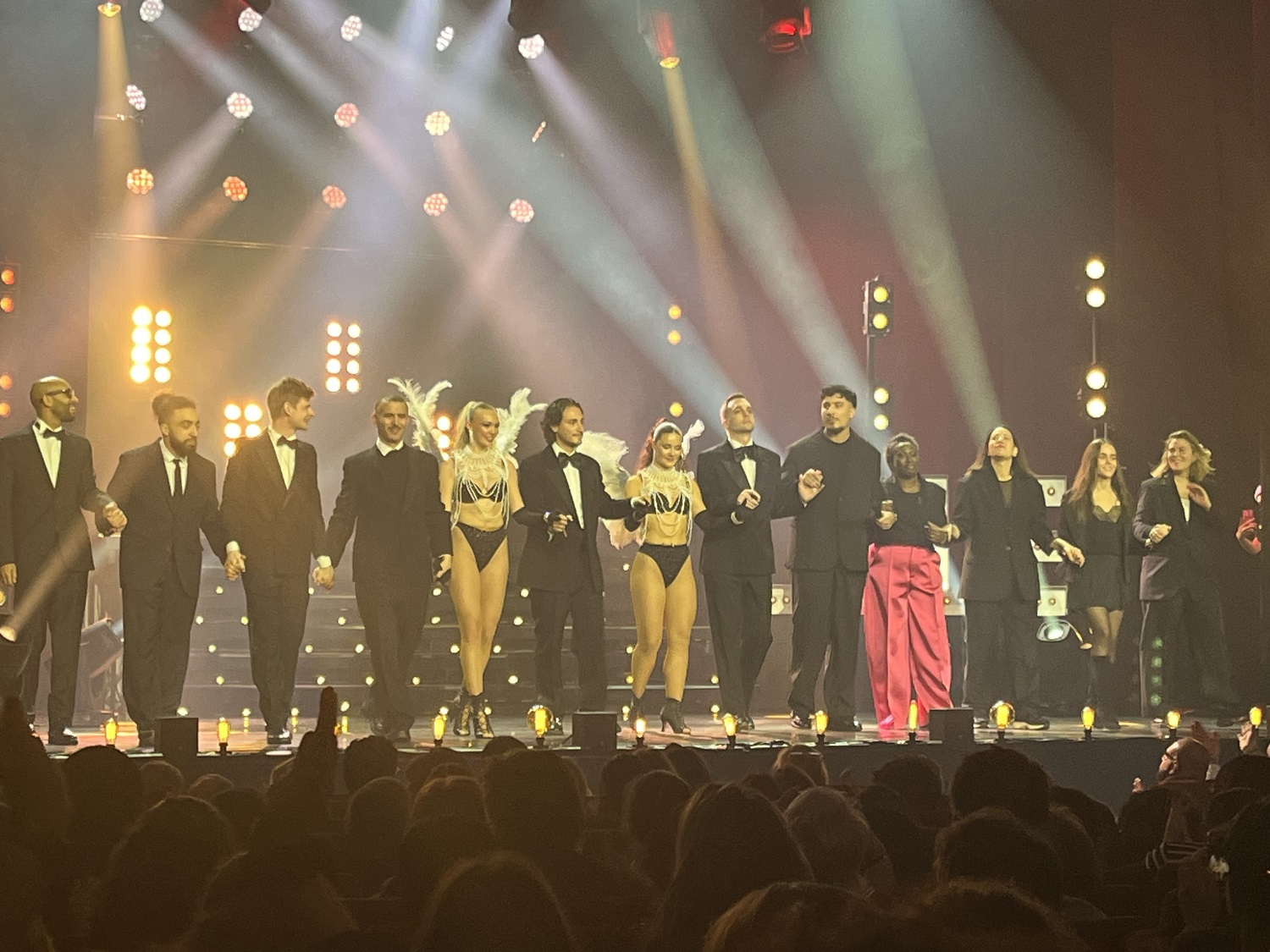 Samuel Bambi (entre les danseuses) est aux commandes du spectacle De rien Lille, joué trois soirs de suite cette semaine.