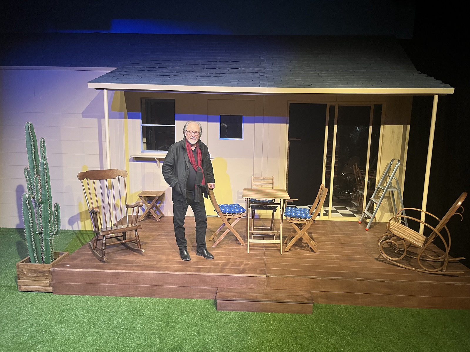 Jean-Marc Choteau dans le décor en construction de sa nouvelle pièce Sun City.