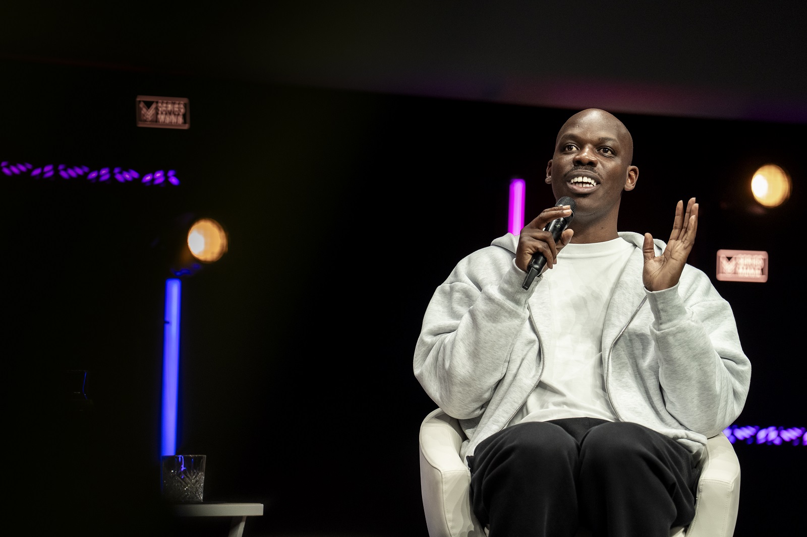 Jean-Pascal Zadi en pleine masterclasse à Séries Mania. (c) Arnaud Loots