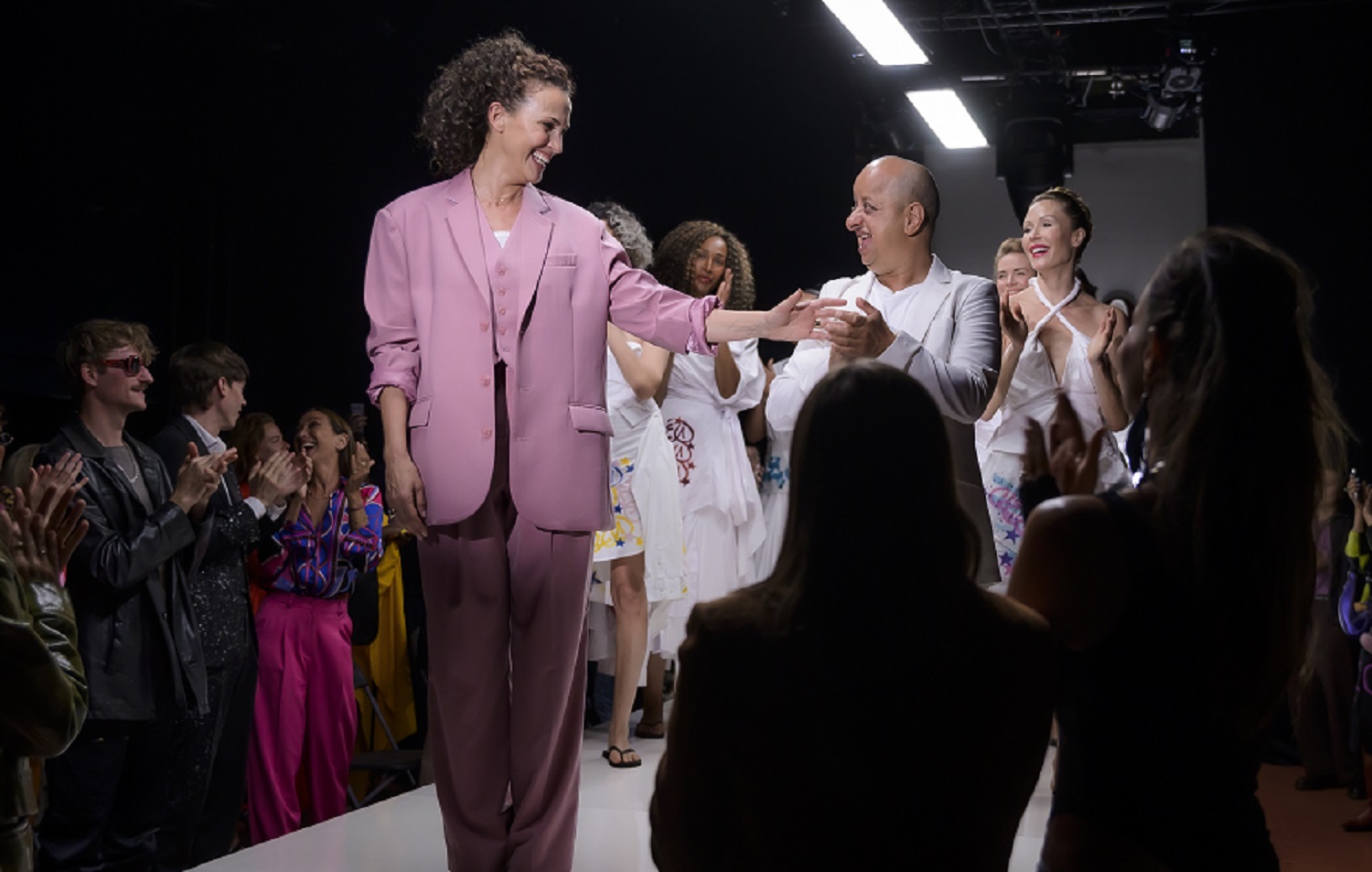 Linda Hardy a partagé sa connaissance de l'univers de la mode avec Booder dans Le Nounou. (c) Nicolas Roucou - TF1