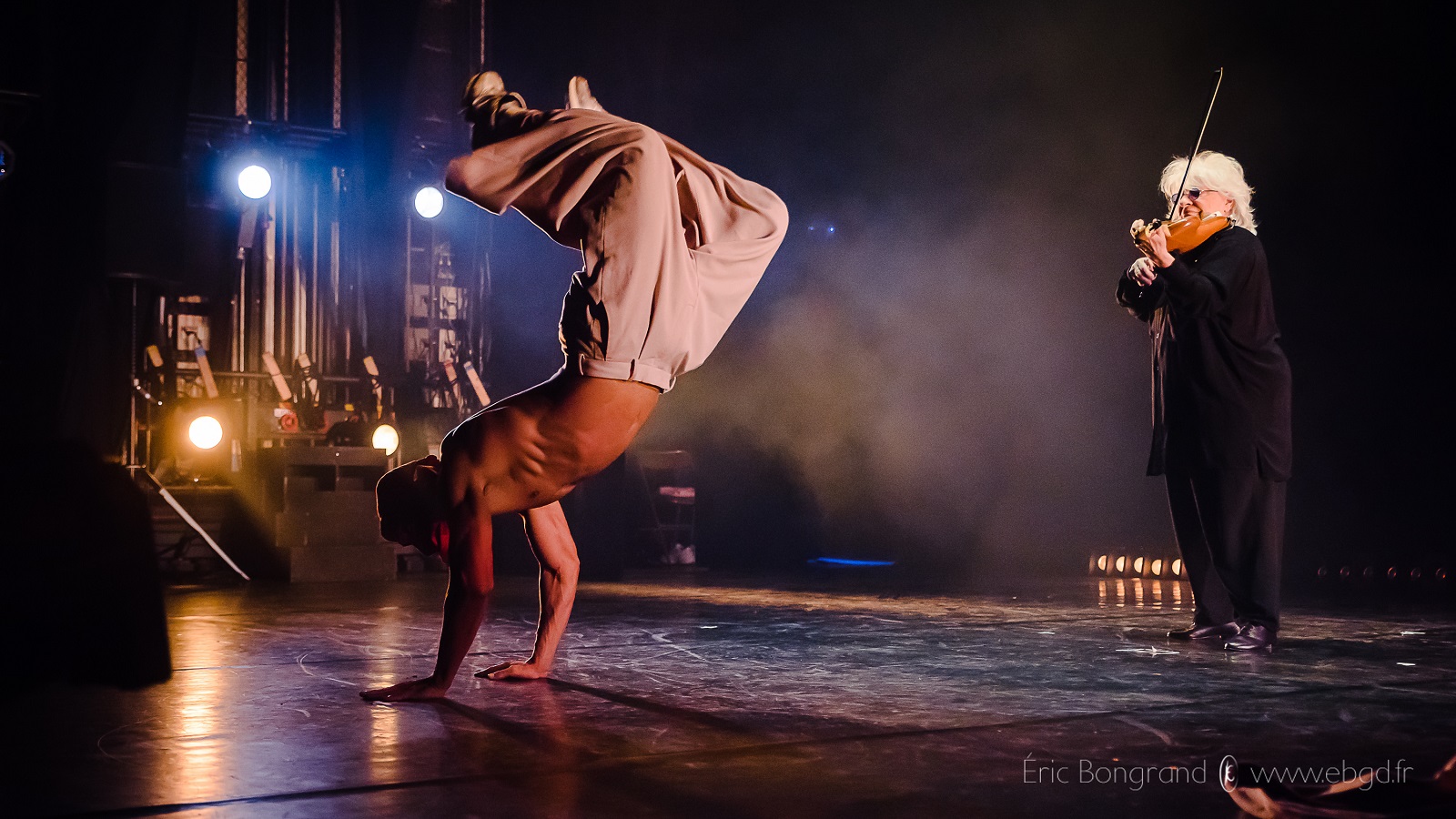 Catherine Lara prend un immense plaisir en partageant la scène avec la compagnie Kumo. (c) Eric Bongrand