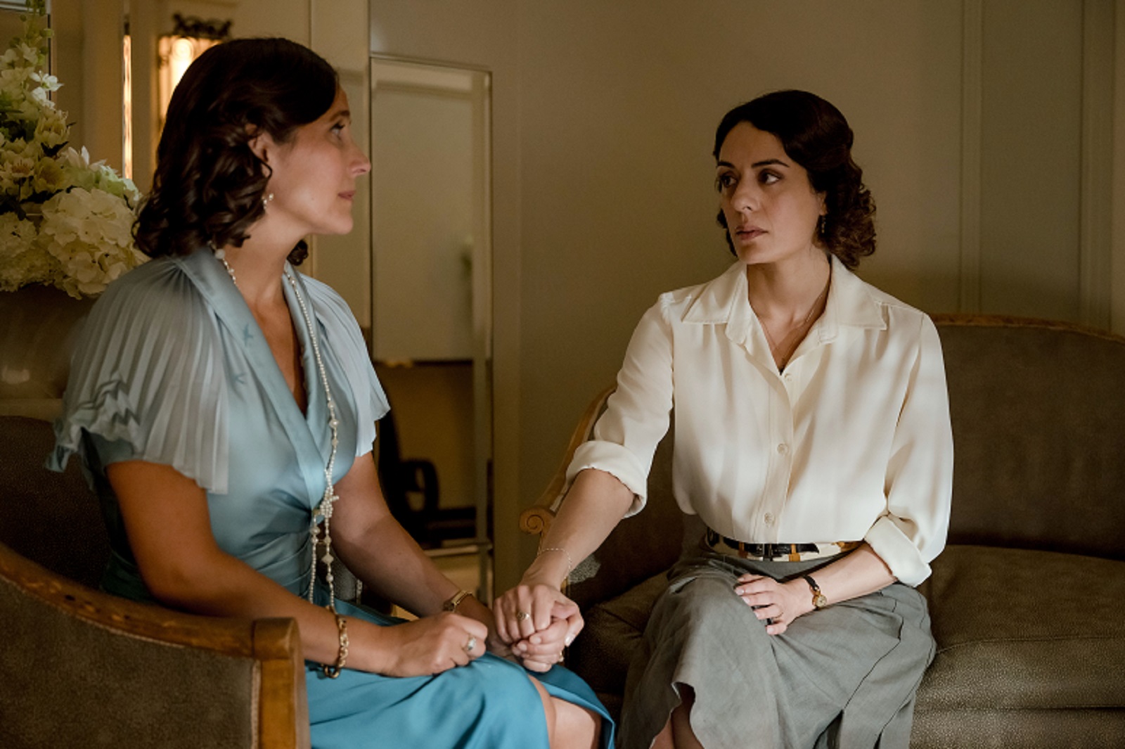 Julie De Bona et Sofia Essaidi, deux des principales protagonistes de la série L'été 36. (c) Jean-Philippe Baltel - Quad Drama- TF1