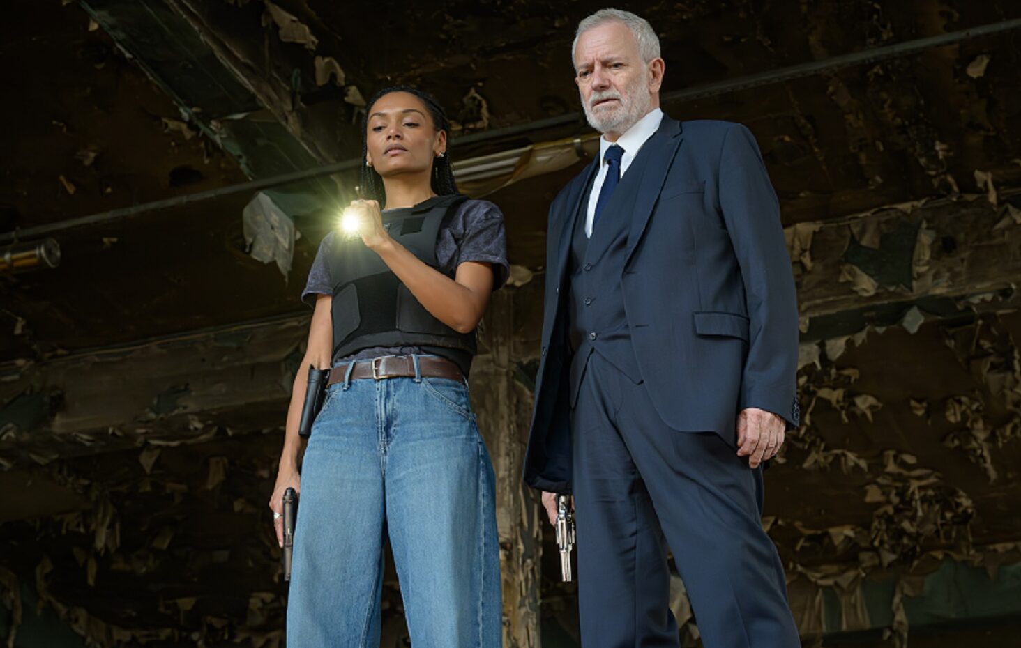 Francis Huster, ici aux côtés de Philypa Phoenix, retrouve son rôle dans Zodiaque. (c) François Lefebvre-Felicita Films -TF1