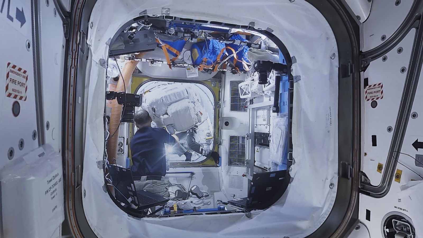 L'intérieur de l'ISS est à découvrir au cours de cette experience. (c) Eclipso