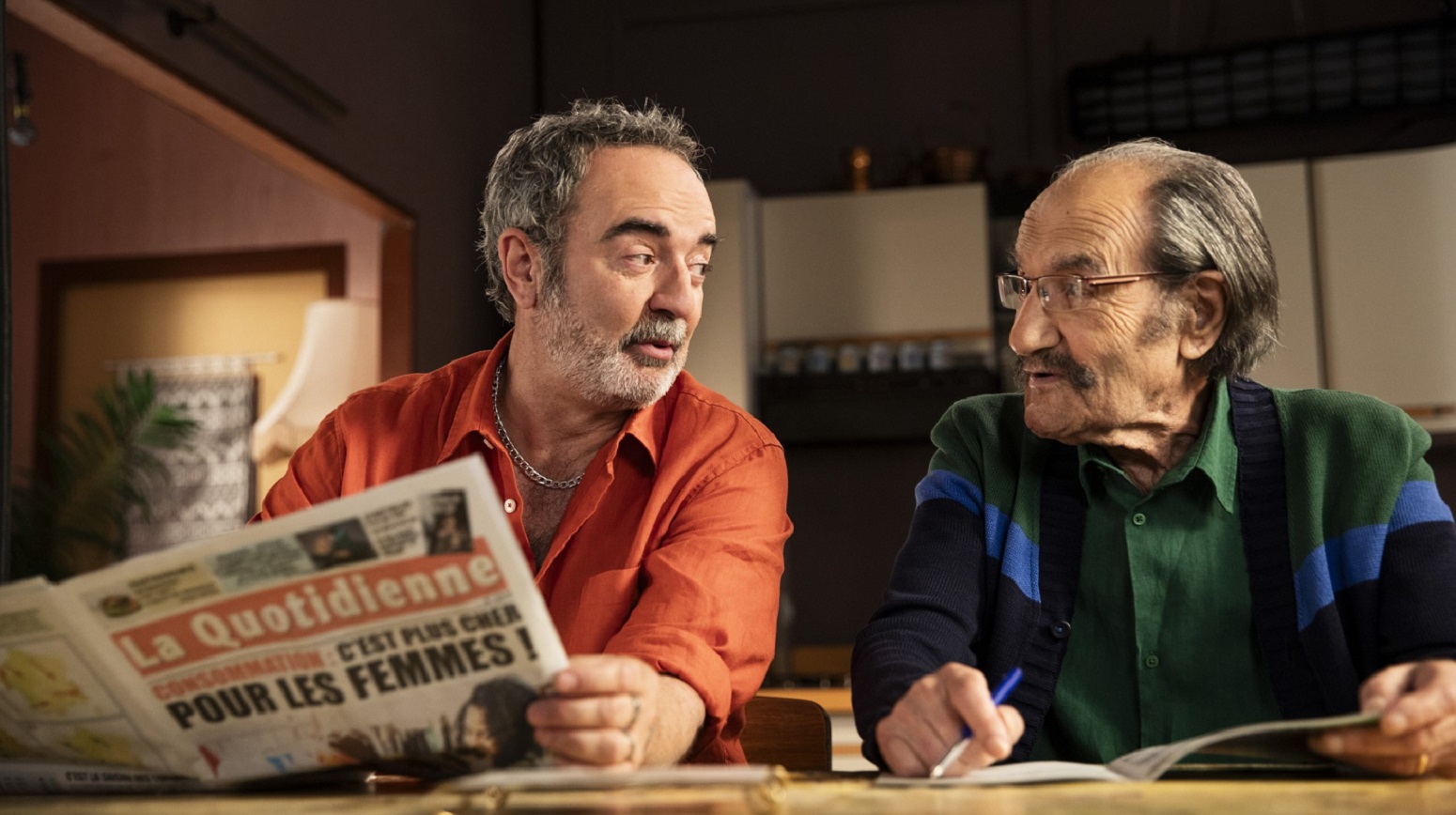 Bruno Solo incarne le fils de Raymond (Gérard Hernandez) dans Scènes de ménages.(c) Cécile Rogue - M6