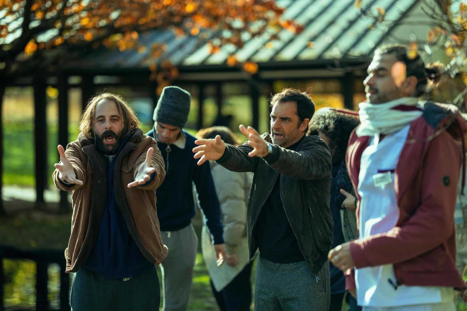 Grégory Montel (au centre), ici avec Vincent Macaigne, était ravi de retrouver l'équipe de Dix pour cent. (c) Netflix