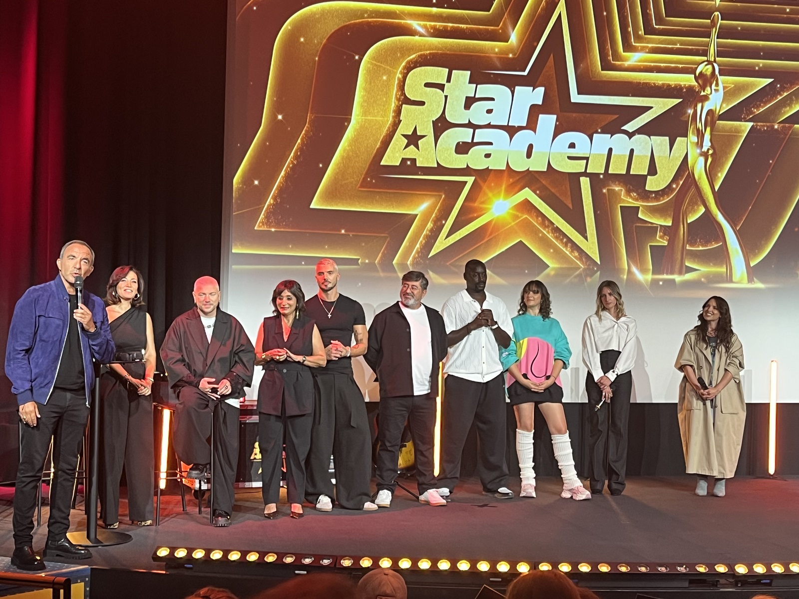 Le nouveau corps professoral de la Star Academy aux côtés de Nikos Aliagas et Karima Charmi.