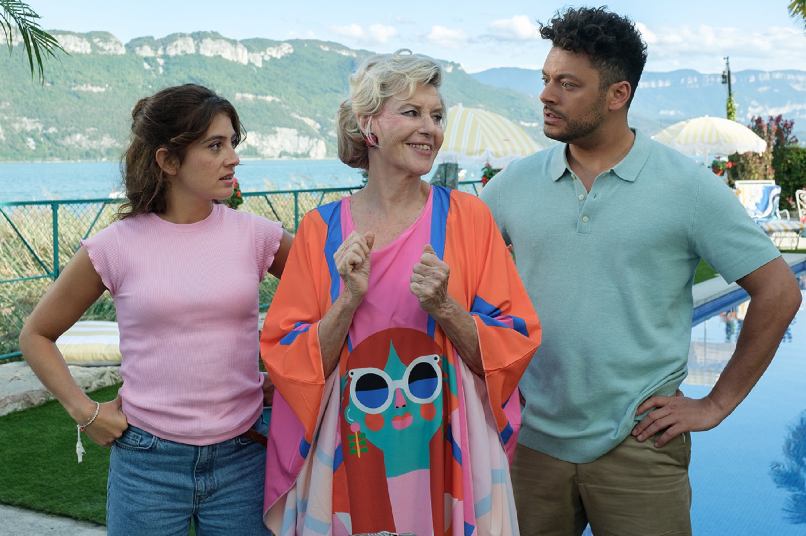 Camille Aguilar (à gauche) partage l'affiche de La maison de nos rêves avec Chantal Ladesou et Kev Adams.