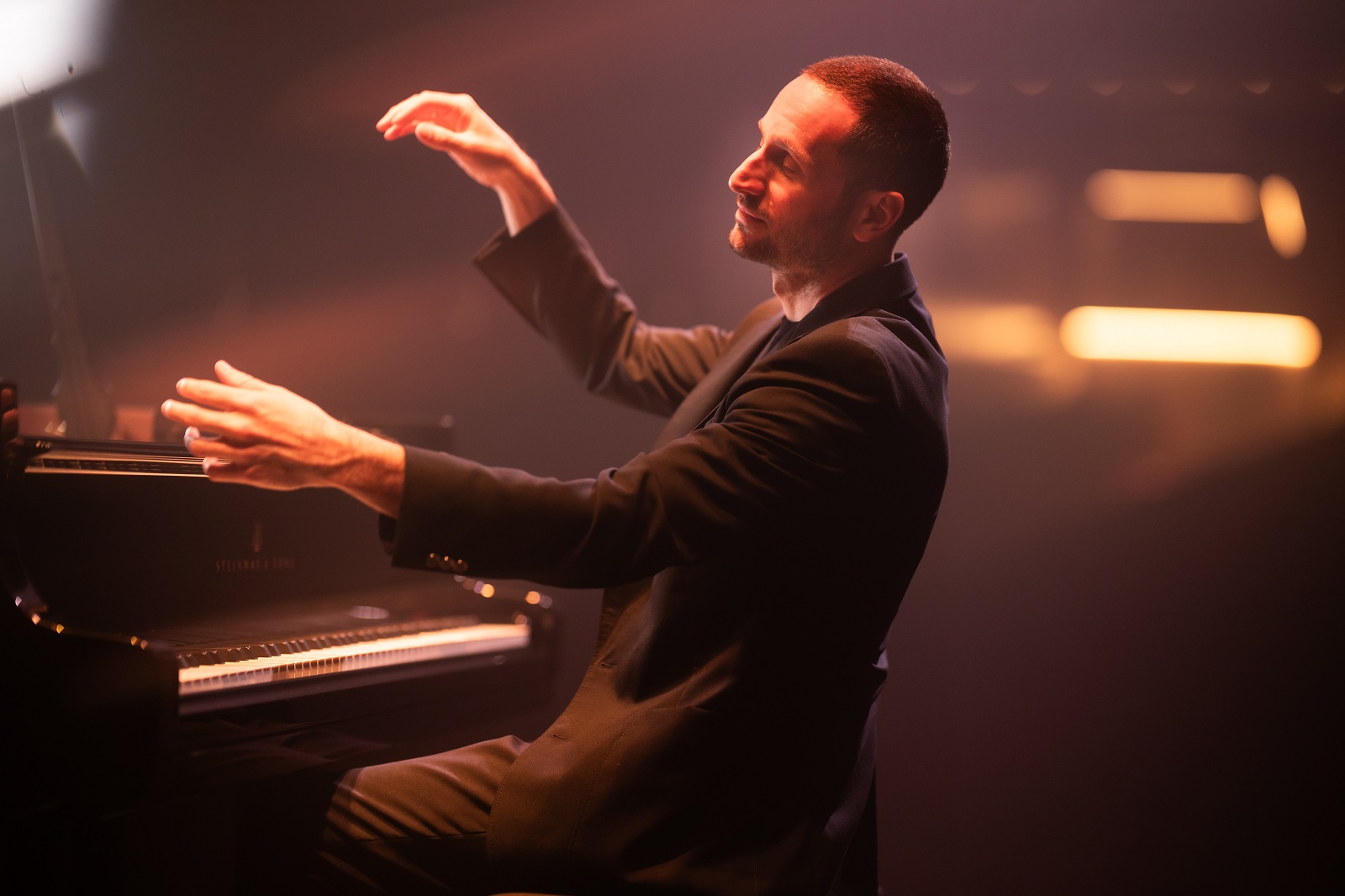 Le pianiste Jeremy Hababou sera jeudi à Lille pour un concert pas vraiment classique. (c) Julien Benhamou